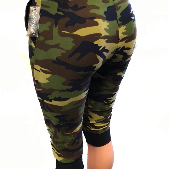 ⬇️2️⃣5️⃣Camo Capri Pants  L/XL. NWT - Picture 2 of 6